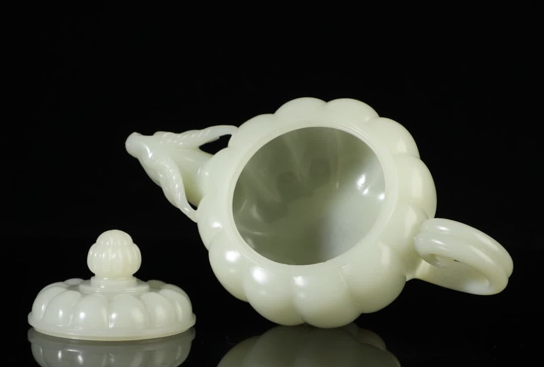 A Qing Dynasty Hetian jade sheep's head pot (1 of 9)