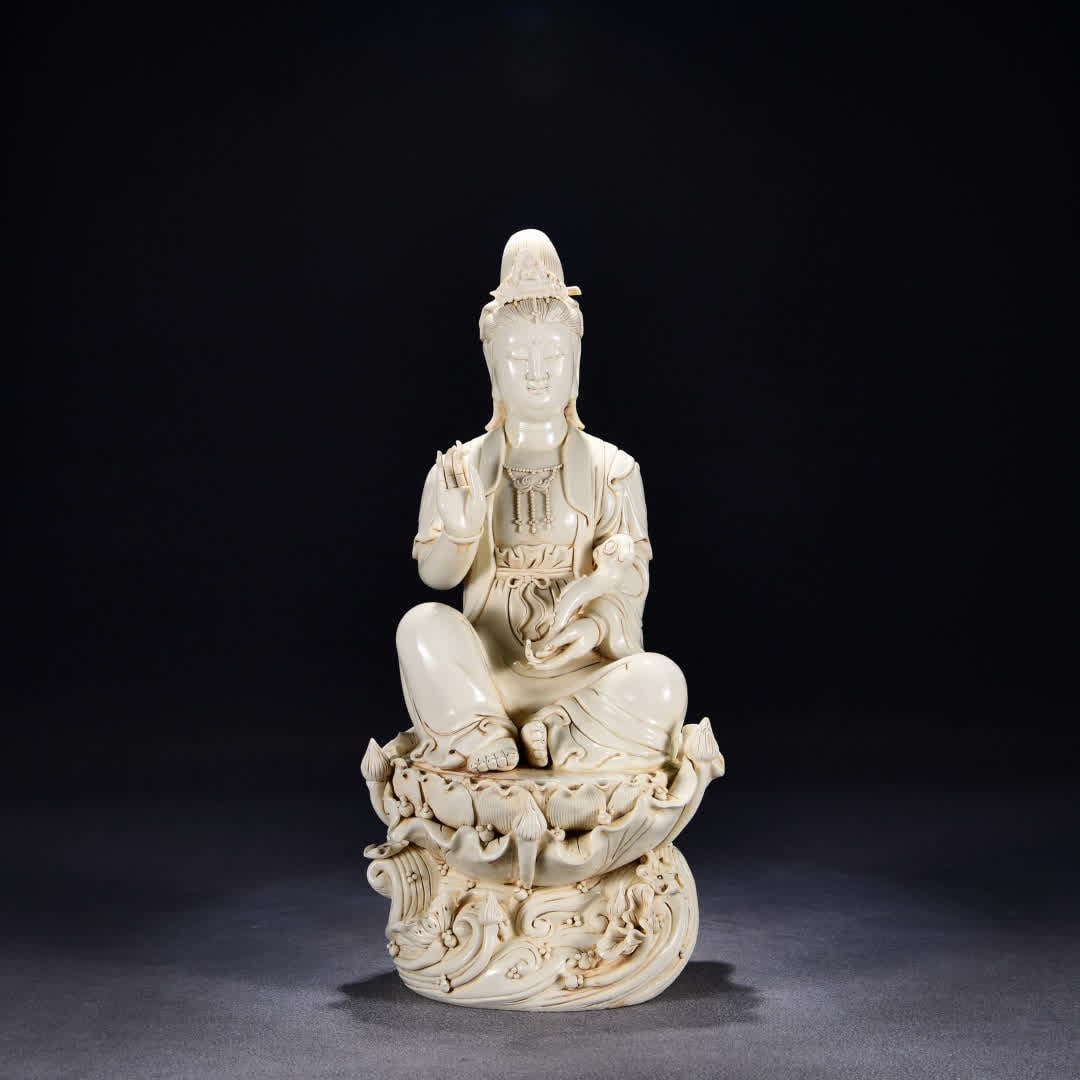 A Ming Dynasty He Chaozong style of Shidehua white porcelain Ruyi Guanyin seated statue: Ming Dynasty He Chaozong Zhi Dehua white porcelain Ruyi Guanyin seated statue SIZE: H:53cm W:25cm (The Dimensions Of All Batches Are Manually Measured.If You Need More Detailed Information, Please Con