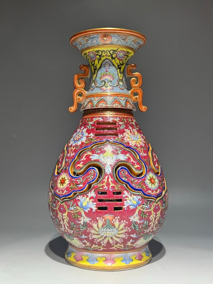 A piece of Qing Dynasty Qianlong model foreign color carmine red ground passionflower rolled road: Qing Dynasty Qianlong model foreign color carmine red ground passionflower rolling road pattern hollow gossip Jiaotai turning heart bottle SIZE: H:31.8cm W:17cm (The Dimensions Of All Batches Are Manu