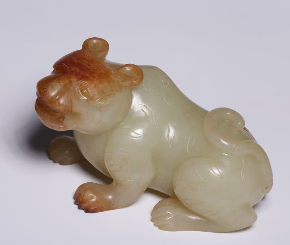 A piece of Ming Dynasty Hetian jade with skin Qin jade tiger: Ming Dynasty Hetian jade with skin Qin jade tiger SIZE: L:7.9cm W:4.4cm H:4.4cm W:167.8g (The Dimensions Of All Batches Are Manually Measured.If You Need More Detailed Information, Please Contact Our 