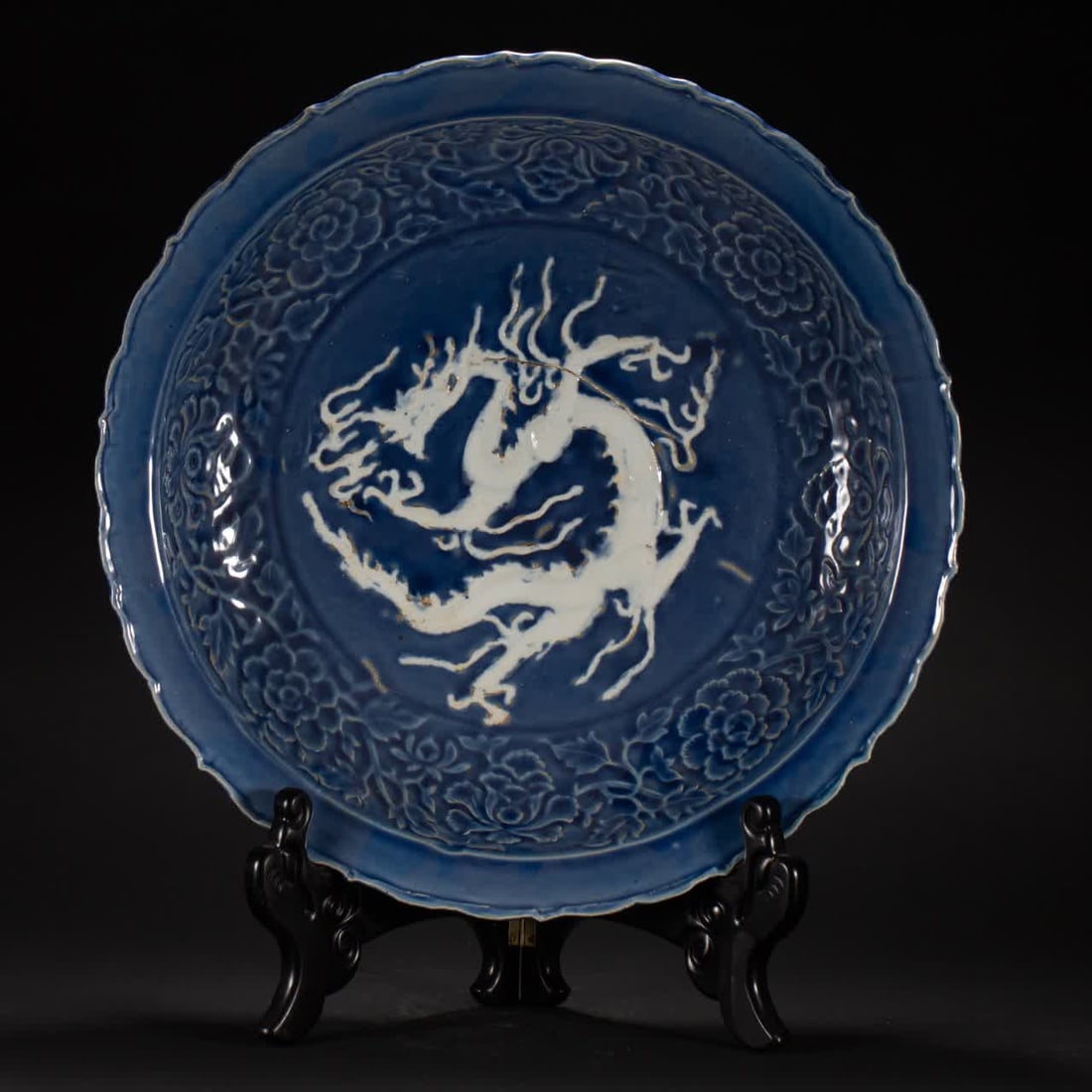 A Qing Dynasty blue glaze white dragon pattern plate (1 of 7)