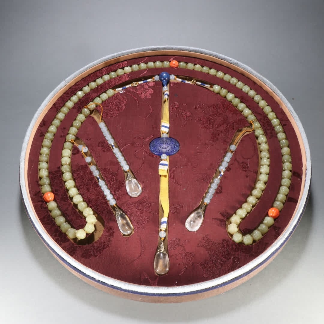 A plate of Qing Dynasty Hetian topaz Buddha's first pilgrimage beads (1 of 9)