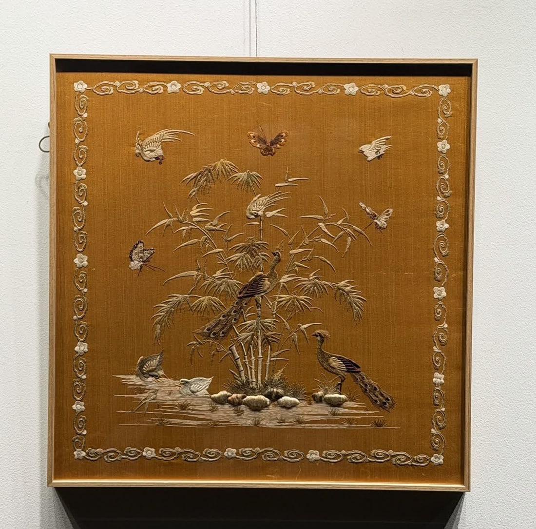 A Republic of China embroidered flowers and birds: Republic of China embroidered flowers and birds SIZE: 51x50cm (The Dimensions Of All Batches Are Manually Measured.If You Need More Detailed Information, Please Contact Our Customer Service Before Bid