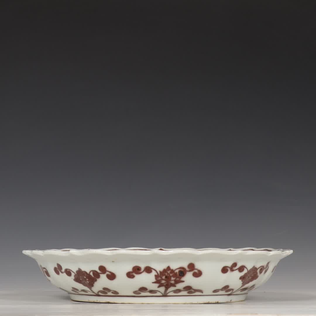 A Yuan Dynasty glazed red flower pattern diamond mouth plate: Yuan Dynasty glazed red flower pattern rhombus plate SIZE: H:5cm D:27cm (The Dimensions Of All Batches Are Manually Measured.If You Need More Detailed Information, Please Contact Our Customer Service 