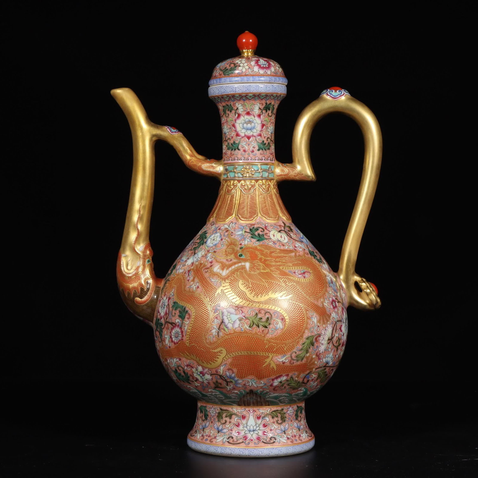 A pastel alum red gold-painted curly grass seawater dragon pattern pot made in the Qianlong period: Qianlong year of the Qing Dynasty pastel alum red gold-painted curly grass seawater dragon pattern pot SIZE: H: 40.5cm MouthD: 7.5cm Bottom diameter 12.3cm (The Dimensions Of All Batches Are Manually 