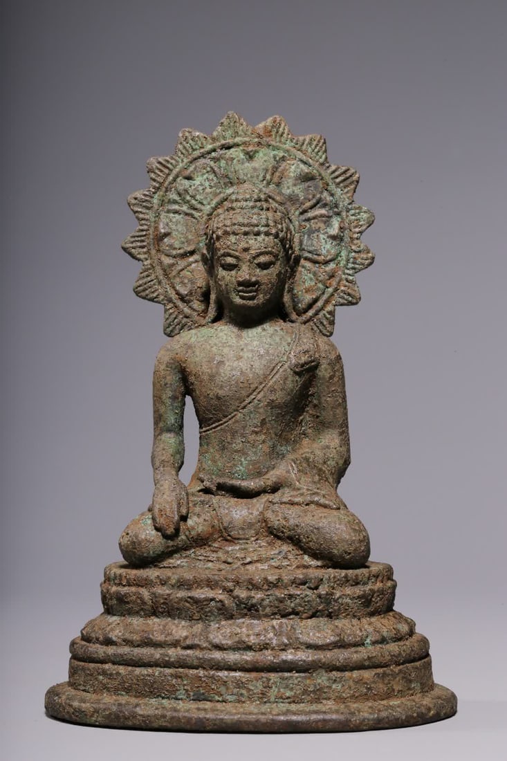 A 12th-century bronze seated statue of the Tathagata: 12th-century Southeast Asian bronze seated statue SIZE: H:16.5cm (The Dimensions Of All Batches Are Manually Measured.If You Need More Detailed Information, Please Contact Our Customer Service Before 