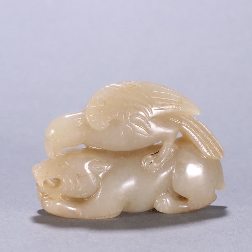 A piece of Qing Dynasty Hetian jade eagle bear handle: Qing Dynasty Hetian jade eagle bear handle SIZE: H:4.6cm W:6.9cm W:82.2g (The Dimensions Of All Batches Are Manually Measured.If You Need More Detailed Information, Please Contact Our Customer