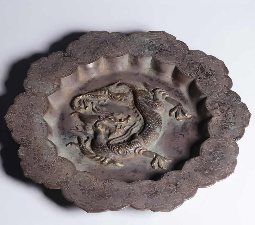 A Tang Dynasty silver-gilt dragon pattern sunflower mouth plate: Tang Dynasty silver gilt dragon pattern sunflower mouth plate silver tire, gilt in the middle. Open mouth, in the shape of a folded edge, shallow belly, circle feet. The heart of the plate is