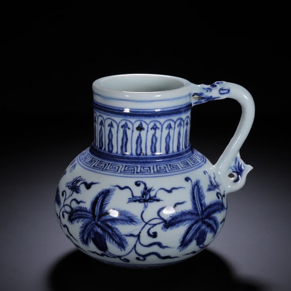 A Qing Dynasty blue and white flower pattern pot (1 of 9)