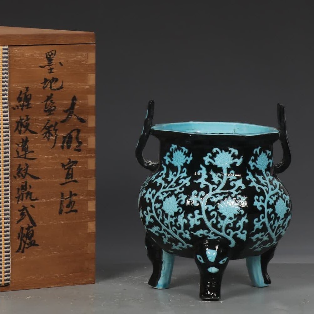 A Ming Dynasty Xuande ink blue color intertwined lotus pattern tripod furnace: Ming Dynasty Xuande ink blue color intertwined lotus pattern tripod furnace SIZE: H:15cm MouthD:10.5cm Belly diameter 12.5cm (The Dimensions Of All Batches Are Manually Measured.If You Need More Detai