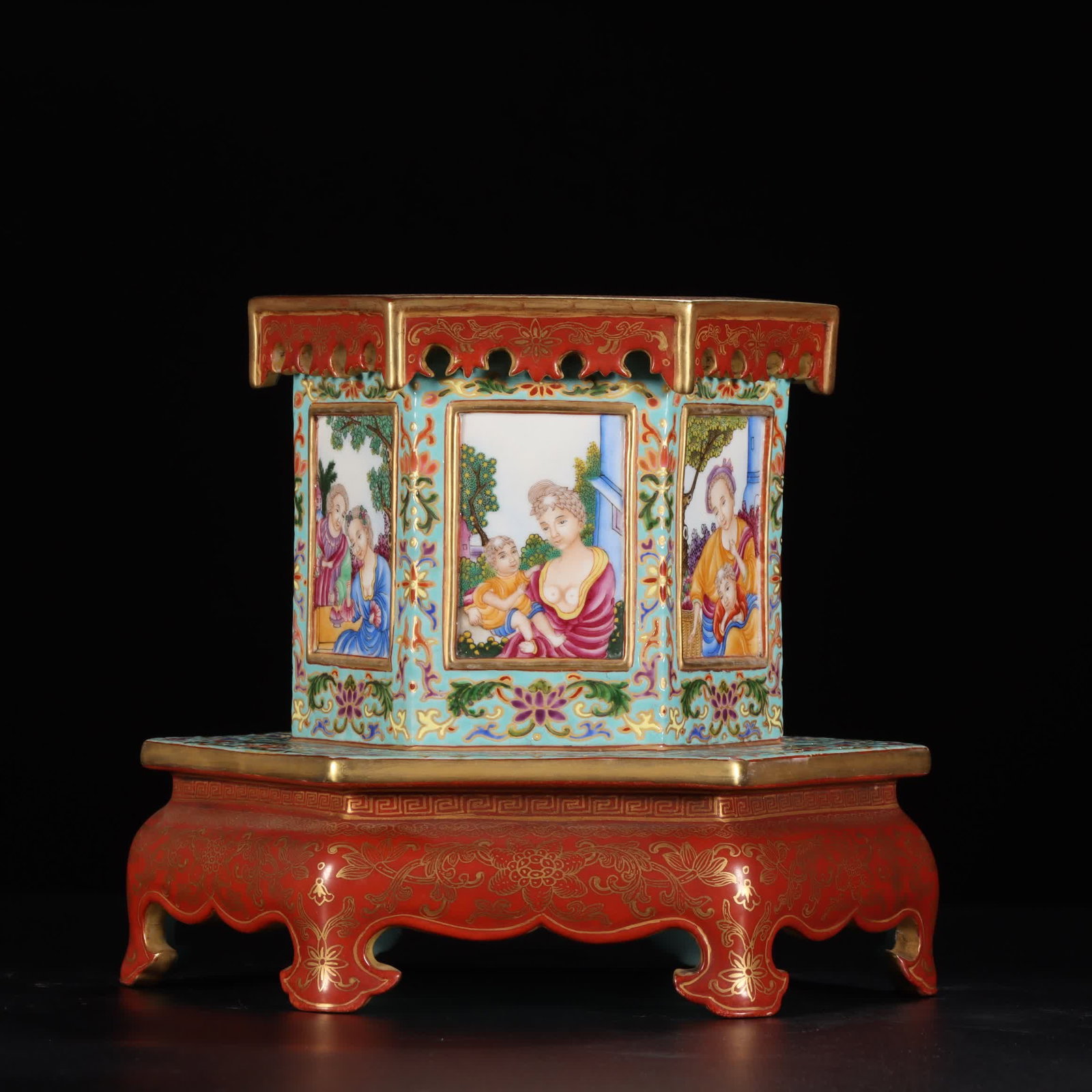 A piece made in the Qianlong period of the Qing Dynasty, enamel, alum, red, gold-painted, entwined: Qianlong year of the Qing Dynasty, enamel, colored alum, red gold-painted, intertwined lotus, window opening Western character stories, hexagonal pen holder SIZE: H: 18.6cm MouthD: 15.6cm Bottom diame