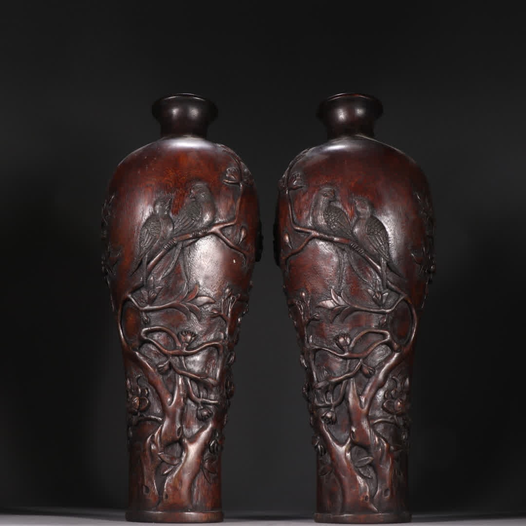 A set of Qing Dynasty agarwood magpie plum vase (1 of 9)