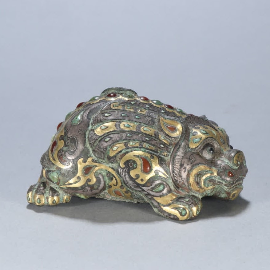 A Han Dynasty copper gold and silver inlaid treasure beast ornament: Han Dynasty copper gold and silver inlaid treasure beast ornaments SIZE: H:5.4cm W:10.7cm W:460g (The Dimensions Of All Batches Are Manually Measured.If You Need More Detailed Information, Please Cont