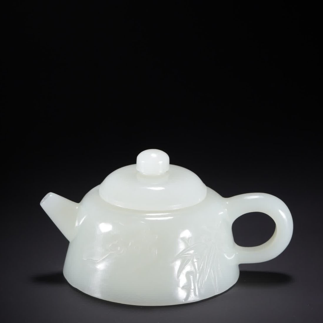A Qing Dynasty Hetian jade pot (1 of 9)