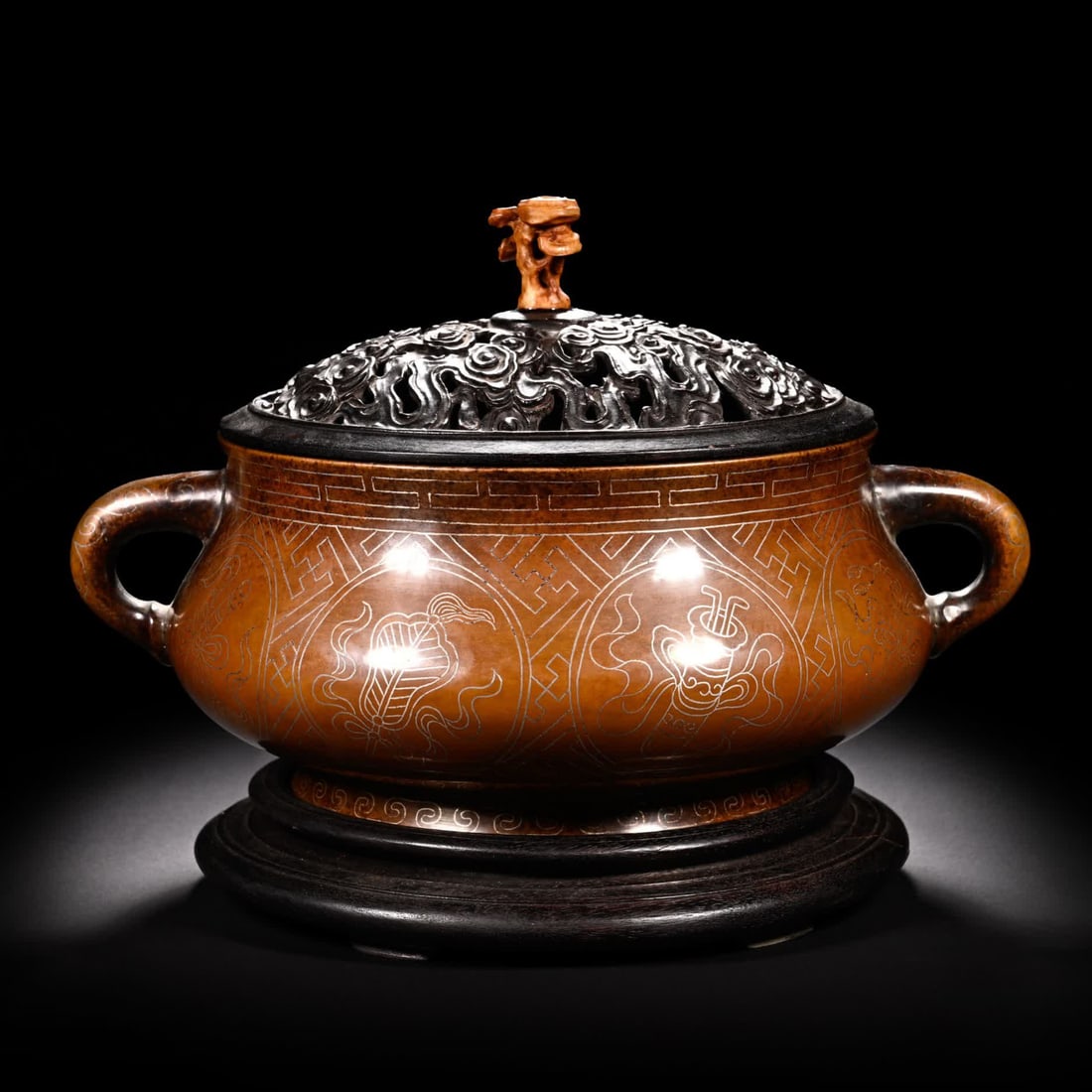 A Qing Dynasty copper clam dragon ear smoker: Qing Dynasty purple copper clam dragon ear smoke SIZE: H:12cm W:23cm W:4727g (The Dimensions Of All Batches Are Manually Measured.If You Need More Detailed Information, Please Contact Our Customer Ser