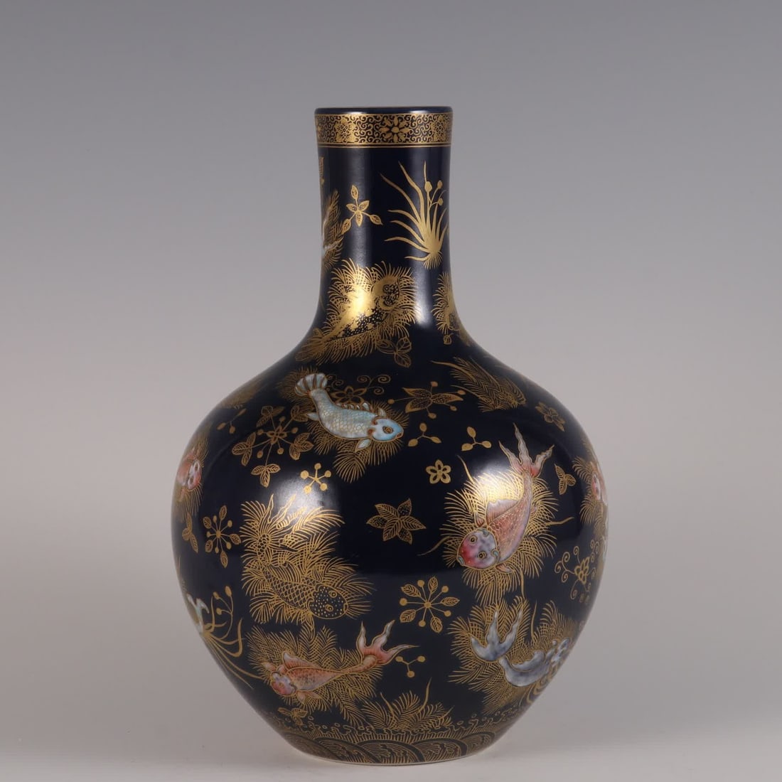 A Qing Dynasty Qianlong year Ji blue glaze gold-painted fish algae pattern Tianqiu bottle: Qing Dynasty Qianlong year made blue glaze gold-painted fish algae pattern heavenly ball vase SIZE: H: 27.2cm Belly diameter 17.5cm MouthD: 5.6cm (The Dimensions Of All Batches Are Manually Measured.I