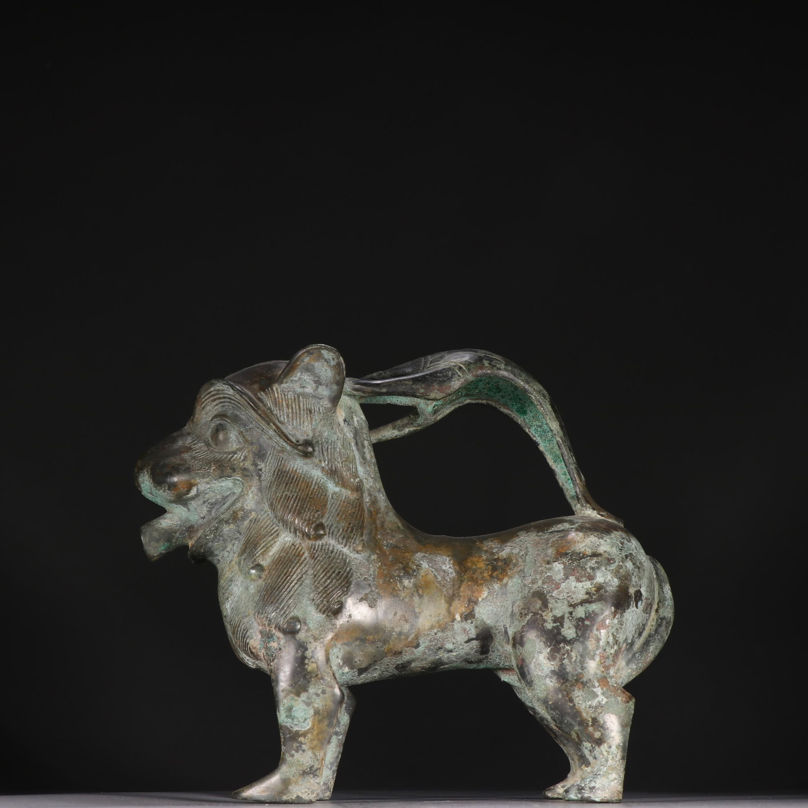 A Han Dynasty bronze auspicious beast wine pot utensil (1 of 9)