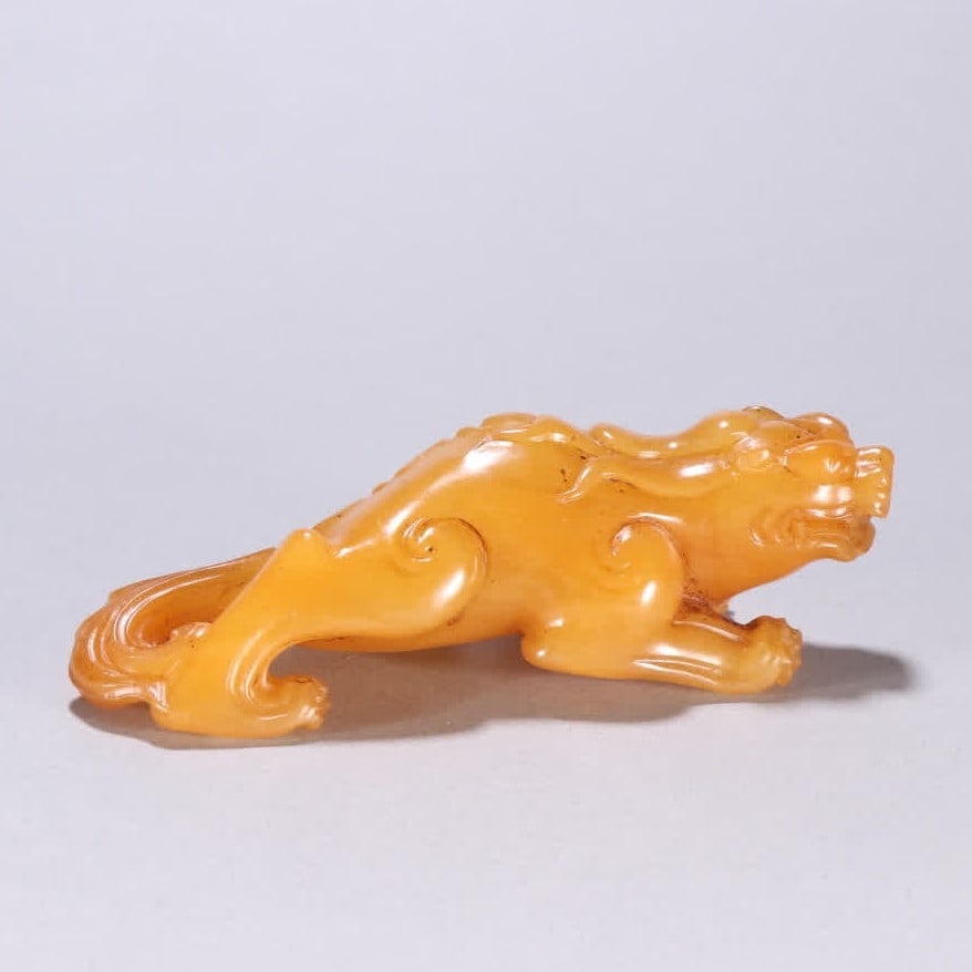 A Qing Dynasty Tian Huangshi auspicious beast ornament: Qing Dynasty Tian Huangshi auspicious beast ornament SIZE: H:3.1cm W:11.3cm W:137g (The Dimensions Of All Batches Are Manually Measured.If You Need More Detailed Information, Please Contact Our Custom