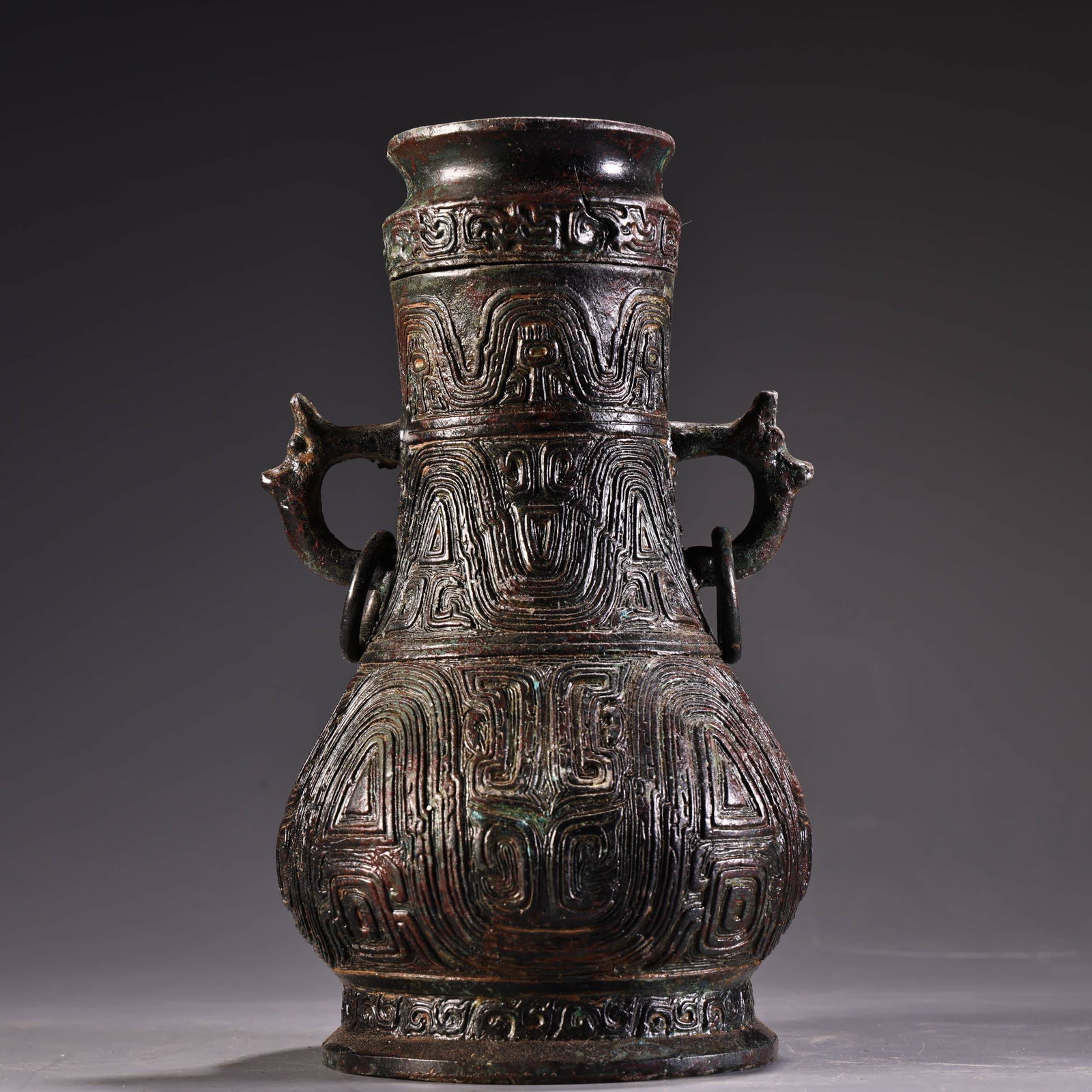A Qing Dynasty bronze round pot vase: Qing Dynasty bronze round pot vase SIZE: W:1300g H:18.5cm W:11cm (The Dimensions Of All Batches Are Manually Measured.If You Need More Detailed Information, Please Contact Our Customer Service Before 