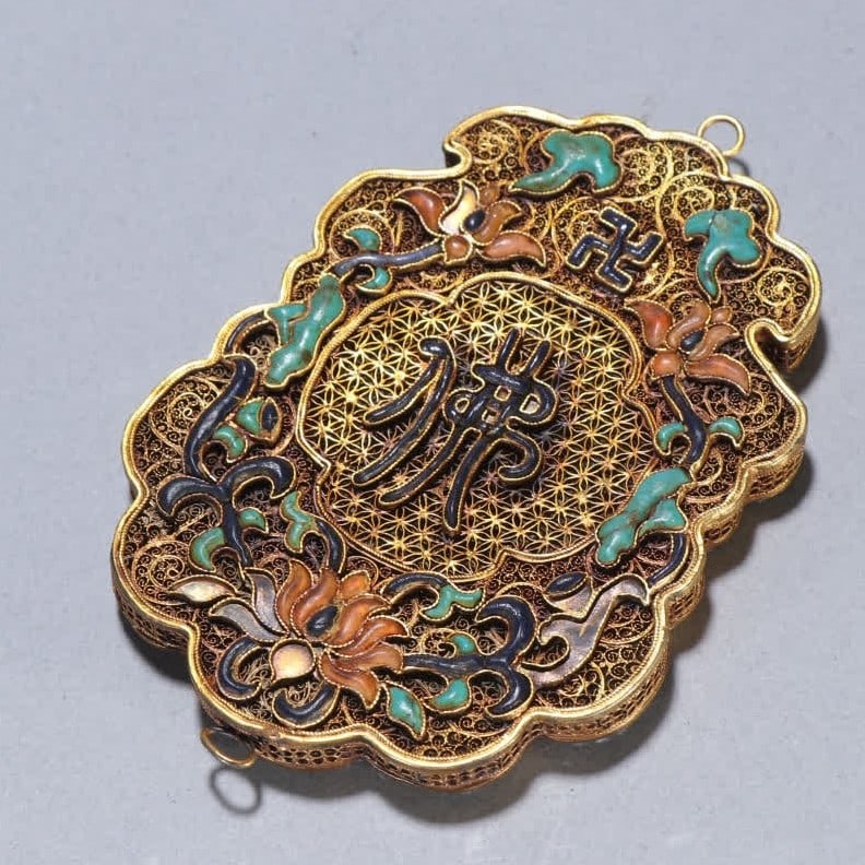 A Qing Dynasty silver-gilt filigree inlaid with a multi-treasure Buddha pattern plaque: Qing Dynasty silver gilt filigree inlaid with multi-treasure Buddha pattern plaque SIZE: W:11.5x7.6cm W:96.8g (The Dimensions Of All Batches Are Manually Measured.If You Need More Detailed Information