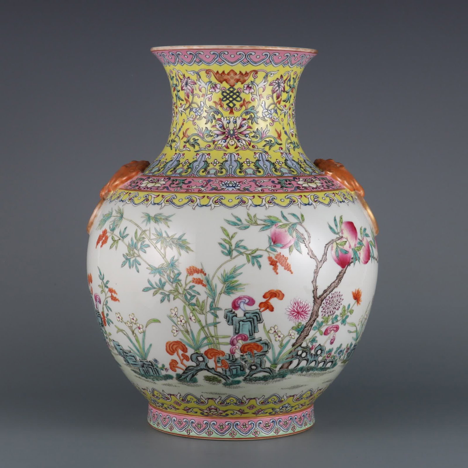 A piece of Qing Dynasty Guangxu year Yongqing Changchun pastel floral pattern inscription poem beast (1 of 9)