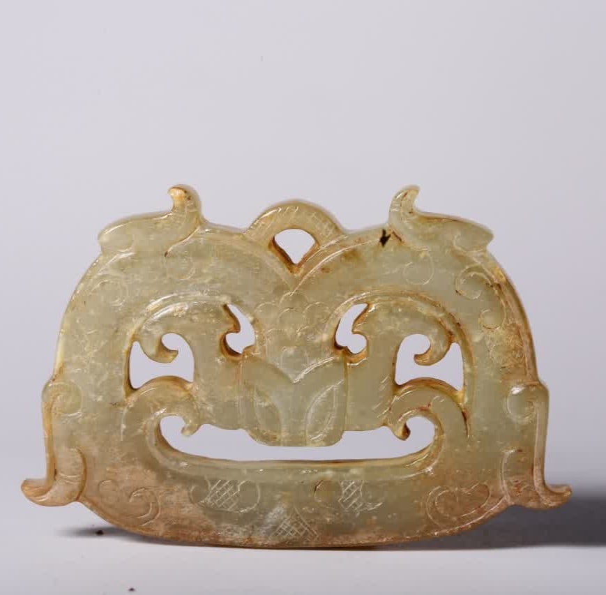 A War Han Dynasty Hetian jade dragon pattern pendant (1 of 7)