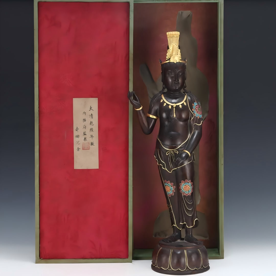 A court agarwood painted with gold and painted Guanyin: The court agarwood is painted with gold and painted Guanyin SIZE: H:65.5cm W:20cm (The Dimensions Of All Batches Are Manually Measured.If You Need More Detailed Information, Please Contact Our Custome
