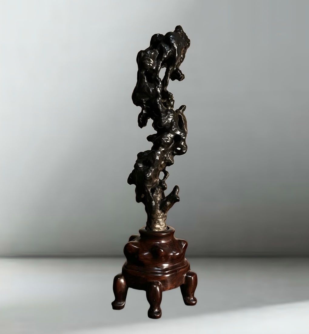 A study ornament of the Qing Dynasty Lingbi stone "Qiu Song": Qing Dynasty Lingbi stone "Qiu Song" study ornament SIZE: With base H: 30cm W: 9cm T: 8cm 660g (The Dimensions Of All Batches Are Manually Measured.If You Need More Detailed Information, Please Contac