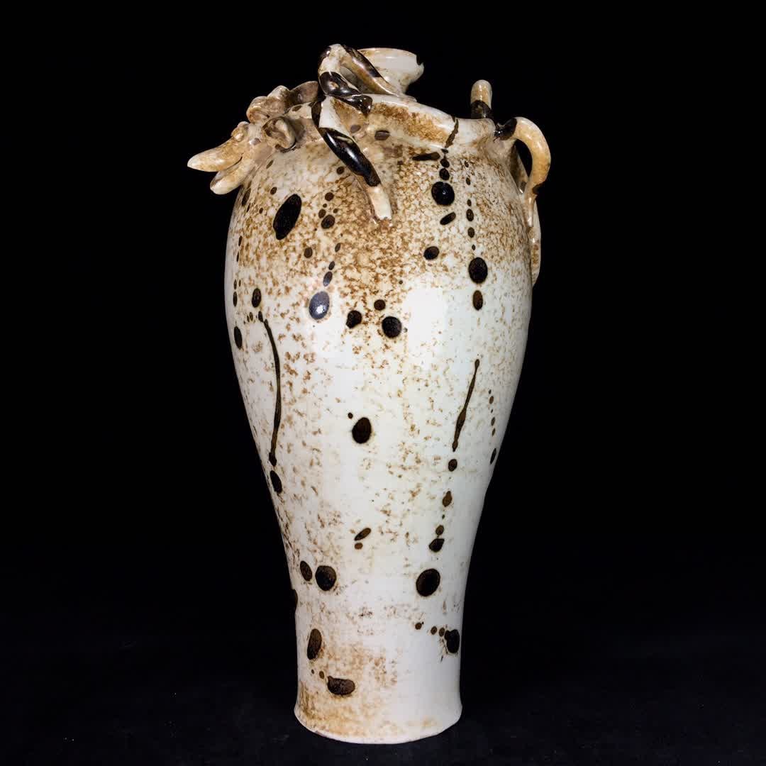 A Song Ding porcelain plate dragon plum bottle: Song Ding porcelain plate dragon plum bottle SIZE: 16x28.5cm (The Dimensions Of All Batches Are Manually Measured.If You Need More Detailed Information, Please Contact Our Customer Service Before Bidd