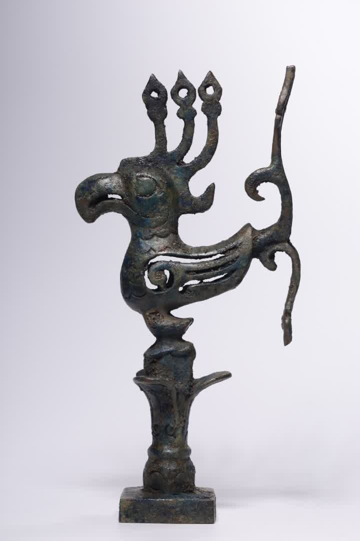 A Shang Zhou bronze divine bird ornament (1 of 9)