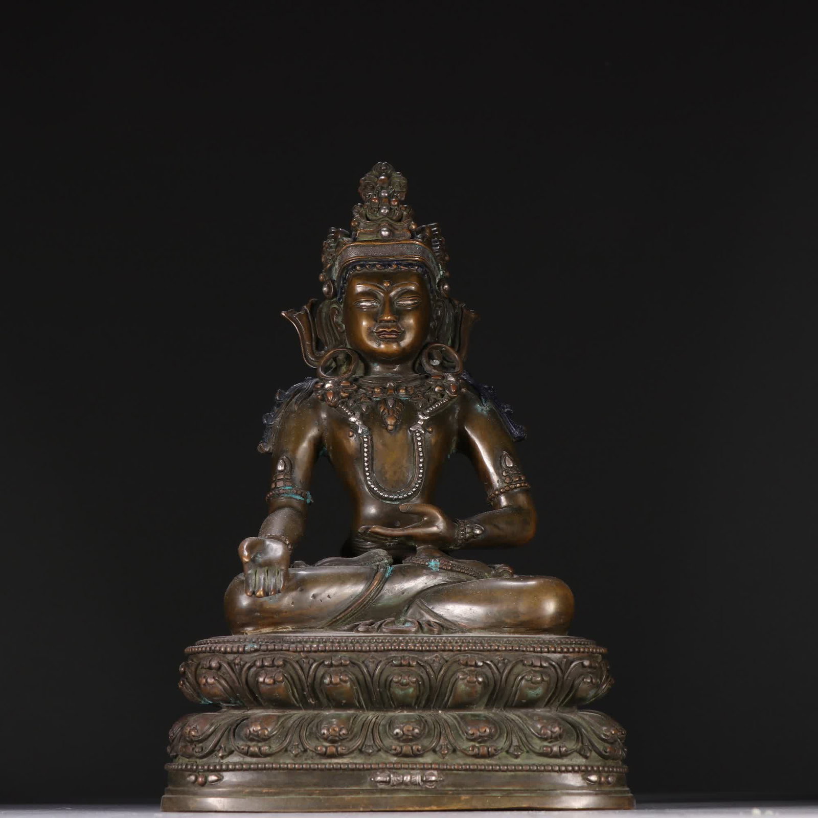 A statue of Shakyamuni with a bronze crown in the Qing Dynasty: Qing Dynasty bronze crown Shakyamuni statue SIZE: H:24cm W:15.5cm W:2931g (The Dimensions Of All Batches Are Manually Measured.If You Need More Detailed Information, Please Contact Our Customer Servic