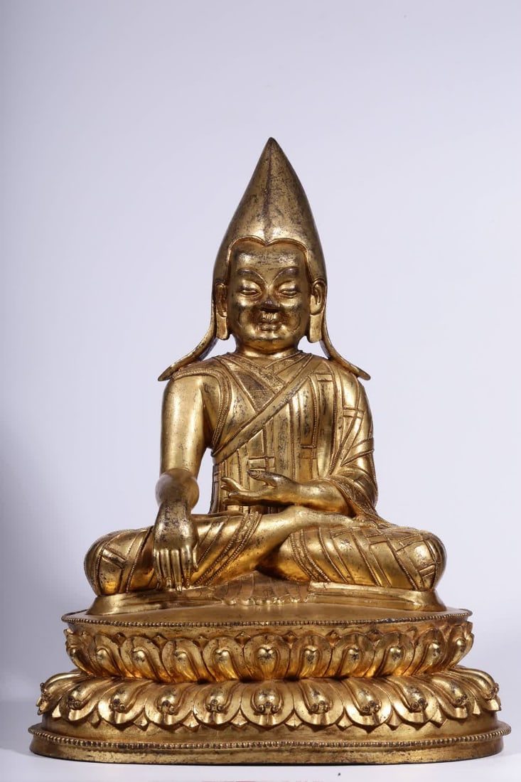 A seated statue of Tsongkhapa in bronze gilt in the Qing Dynasty: Seated statue of Master Tsongkhapa in bronze gilt in the Qing Dynasty SIZE: H:36cm L:28cm W:20cm W:6.7kg (The Dimensions Of All Batches Are Manually Measured.If You Need More Detailed Information, Ple