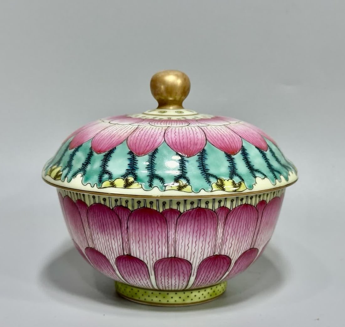 A pastel lotus pattern gaiwan (1 of 9)