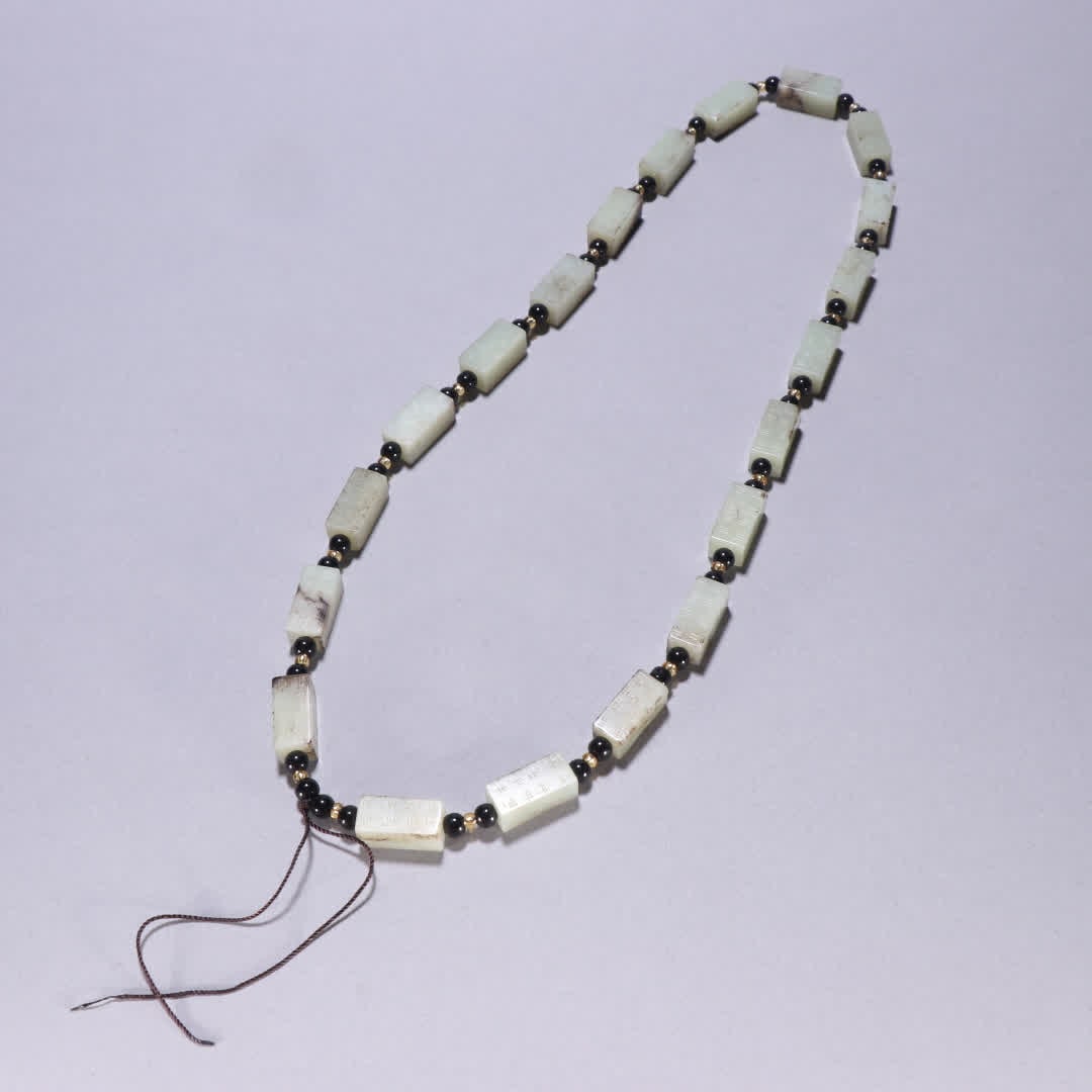 A Hetian Yugang Mao necklace (1 of 9)