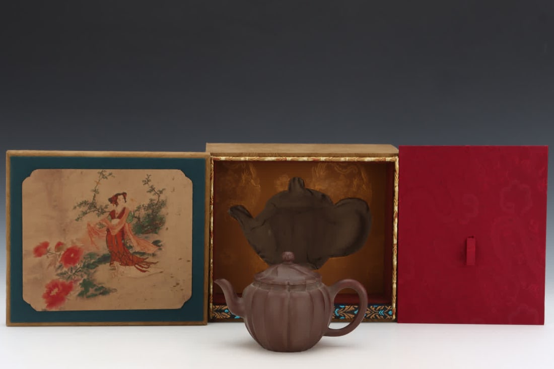 A purple clay pot by the famous Qing Dynasty artist Shao Yingguan: The purple clay pot of the famous Qing Dynasty Shao Yingguan SIZE: H: 11.3cm Abdominal diameter 17.8cm (The Dimensions Of All Batches Are Manually Measured.If You Need More Detailed Information, Pleas
