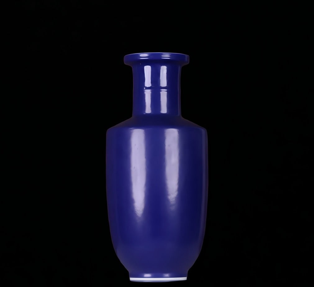 A Qing Dynasty Qianlong blue glazed mallet bottle (1 of 11)