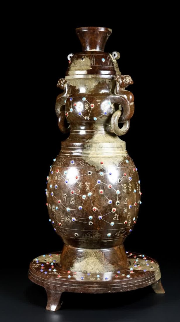 A Han Dynasty jade vase (1 of 9)