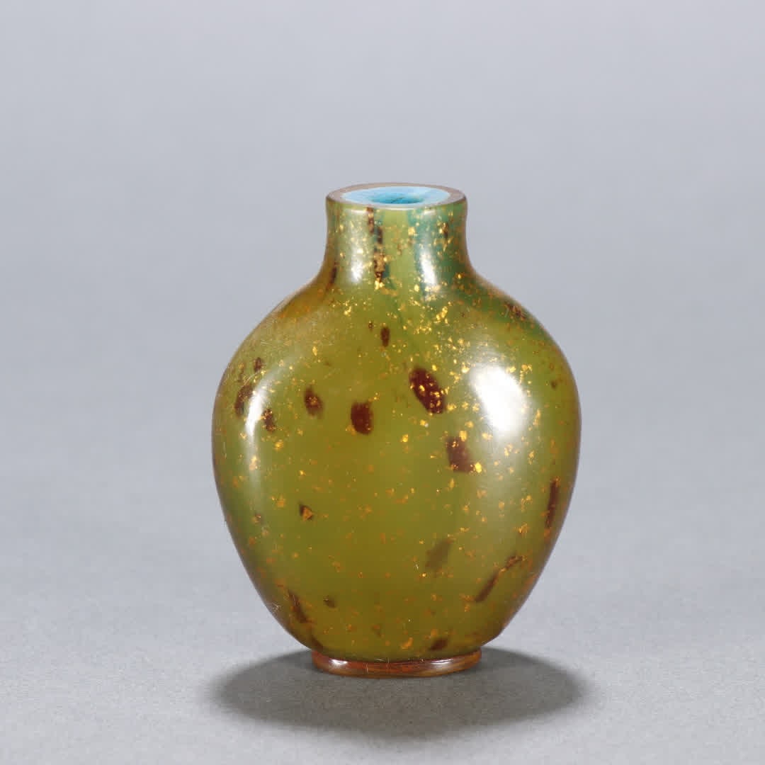 A Qing Dynasty turquoise glazed cover of green material sprinkled with Venus snuff bottle (1 of 9)