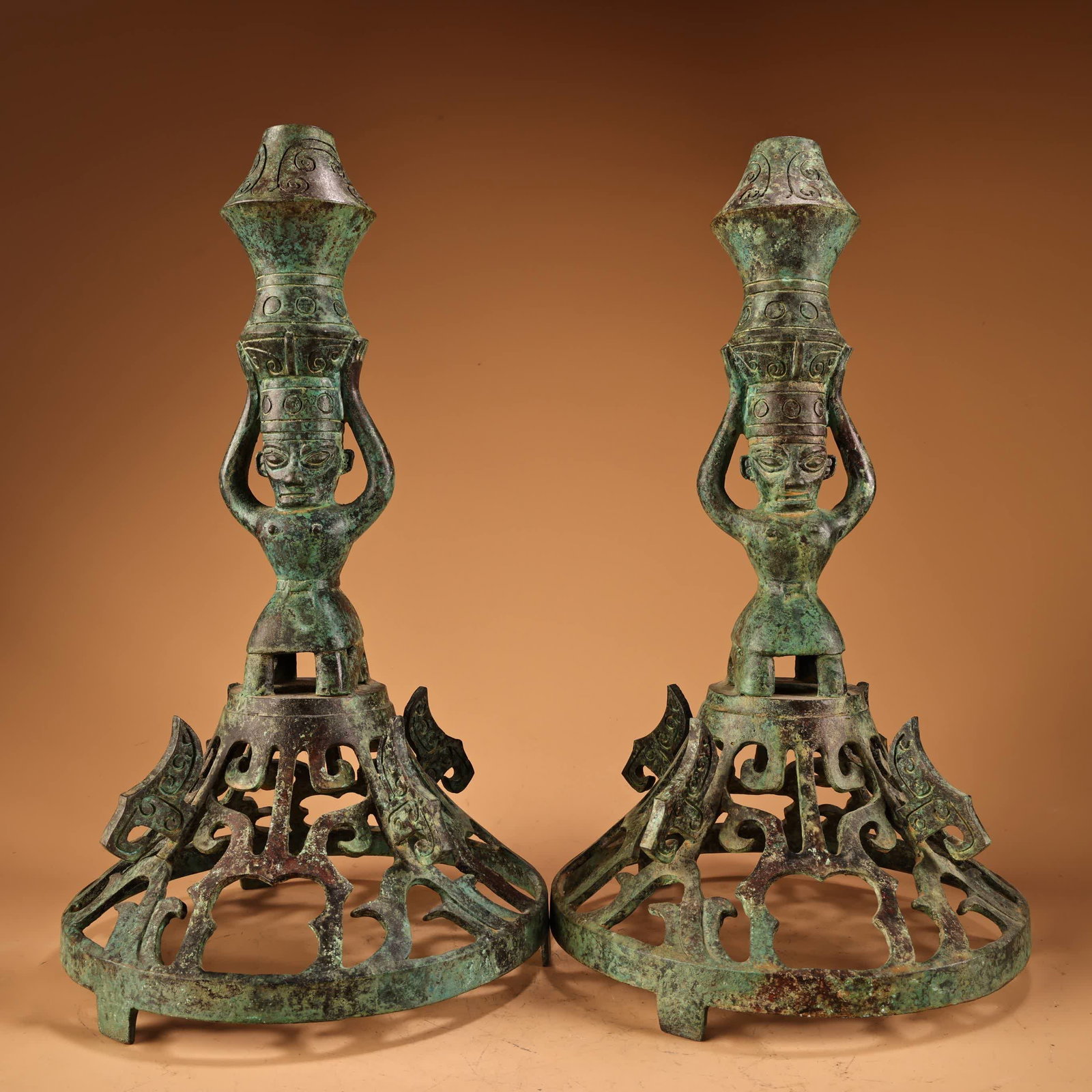 A pair of bronze Sanxingdui people and Sanxingdui people wax tables: A pair of bronze pieces from Sanxingdui and Sanxingdui from Sanxingdui SIZE: Single W: 1400g H: 34cm W: 19cm (The Dimensions Of All Batches Are Manually Measured.If You Need More Detailed Information,