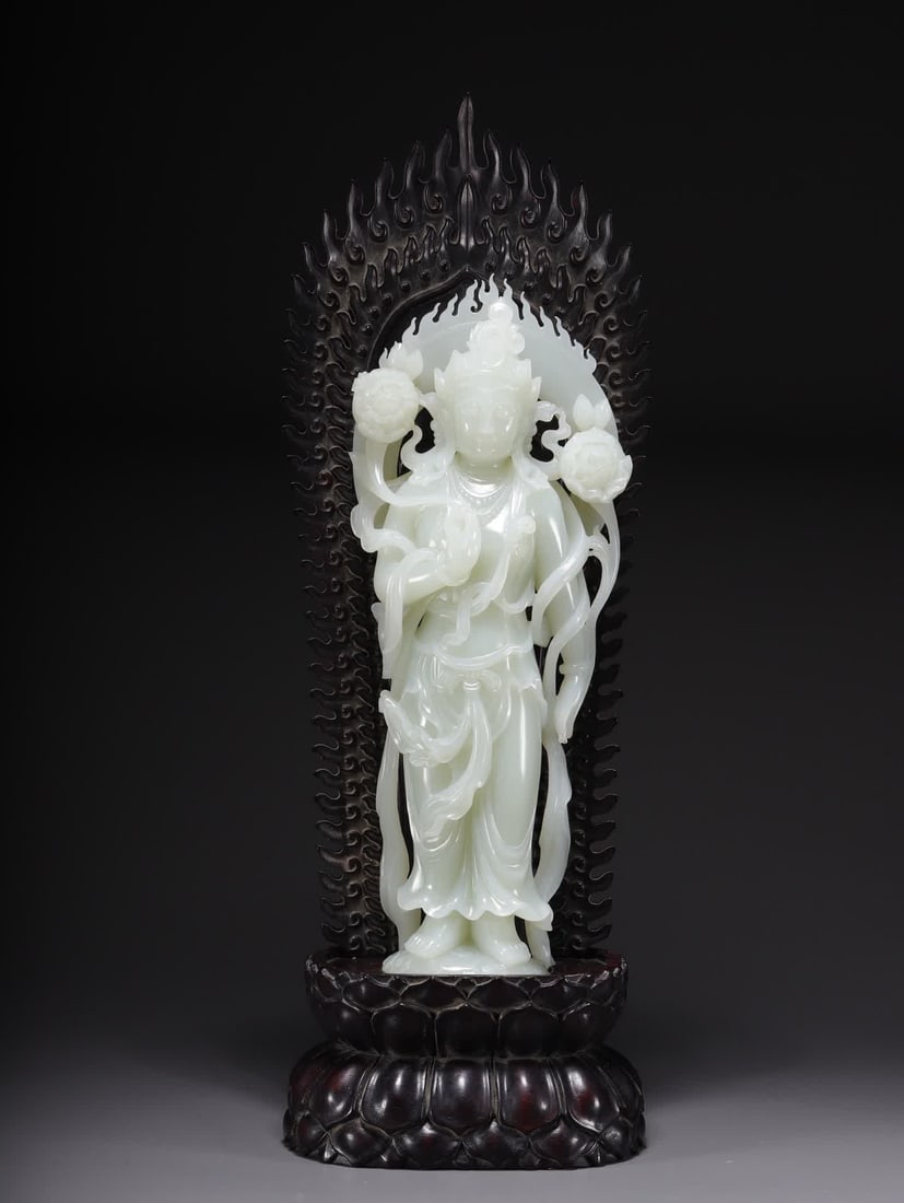 A statue of Guanyin in Hetian jade in the Qing Dynasty: Qing Dynasty Hetian jade Guanyin statue SIZE: Tong H: 36cm Guanyin net H: 24cm W: 9.5cm net W: 823.3g (The Dimensions Of All Batches Are Manually Measured.If You Need More Detailed Information, Please