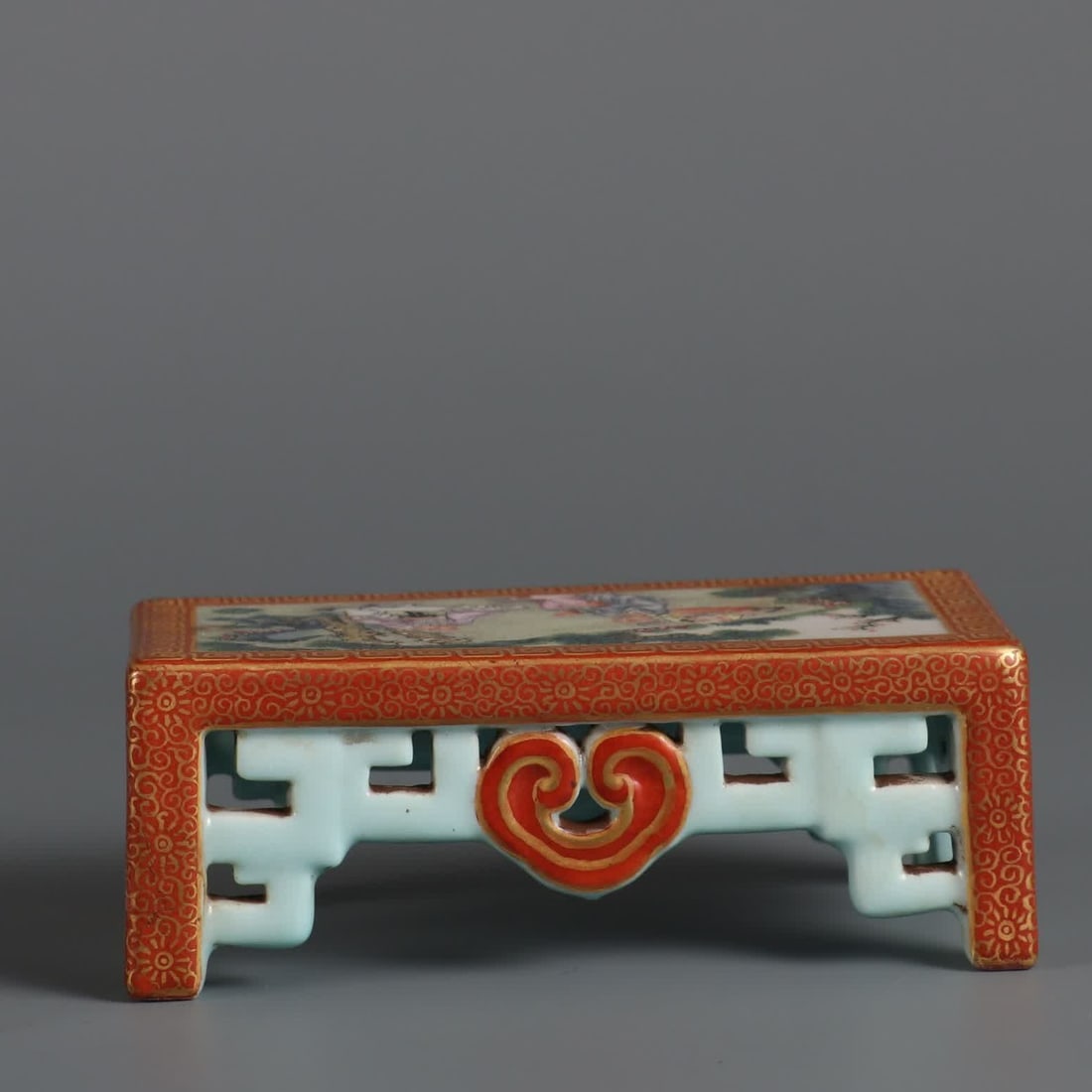 A Qing Dynasty Qianlong year pastel gold-painted window opening Coats ink bed (1 of 9)