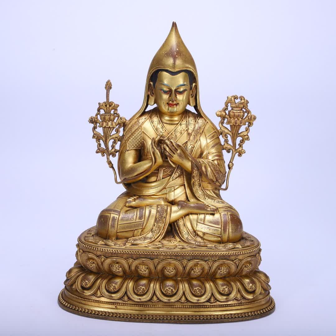 A bronze gilt Buddha statue of the Qing Dynasty: Qing Dynasty copper gilt Buddha statue SIZE: L:18.5cm W:13cm H:24cm W:2080g (The Dimensions Of All Batches Are Manually Measured.If You Need More Detailed Information, Please Contact Our Customer Serv