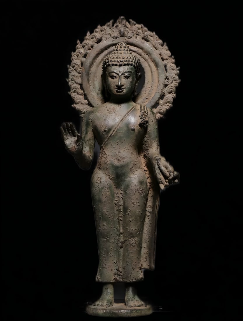 A 12th-century bronze statue of the Great Sun Tathagata: 12th century Southeast Asian Great Sun Tathagata bronze station statue SIZE: H:40cm (The Dimensions Of All Batches Are Manually Measured.If You Need More Detailed Information, Please Contact Our Custo
