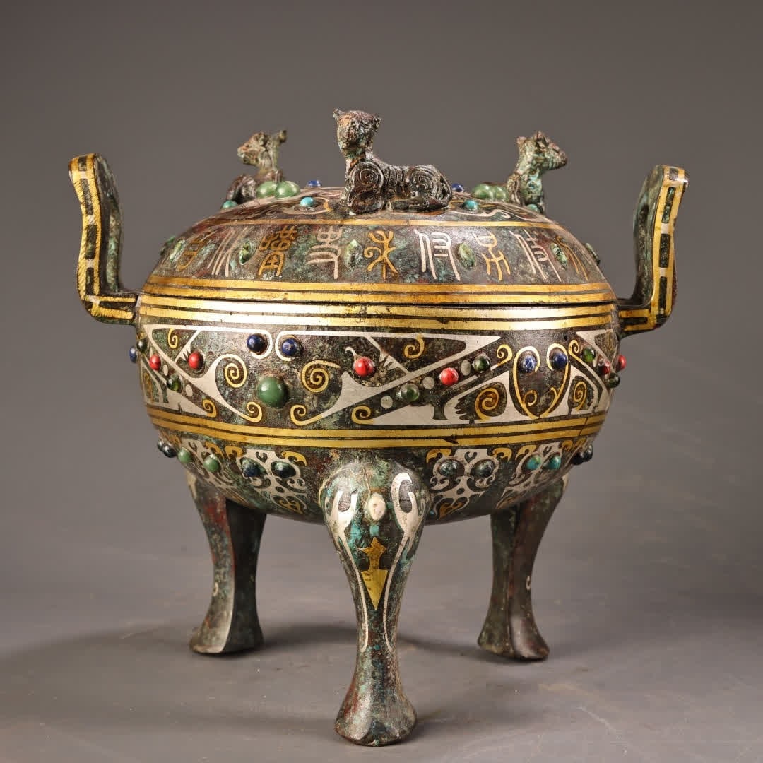 A Han Dynasty bronze gold and silver inlaid gemstone round cauldron furnace: Han Dynasty bronze Cuo gold and silver inlaid gemstone round tripod furnace SIZE: W:1900g H:17cm W:20cm (The Dimensions Of All Batches Are Manually Measured.If You Need More Detailed Information, Plea