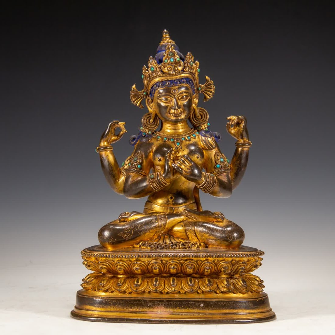 A bronze gilt Buddha statue of the Qing Dynasty: Qing Dynasty copper gilt Buddha statue SIZE: L:21cm W:15cm H:32cm W:6220g (The Dimensions Of All Batches Are Manually Measured.If You Need More Detailed Information, Please Contact Our Customer Servic