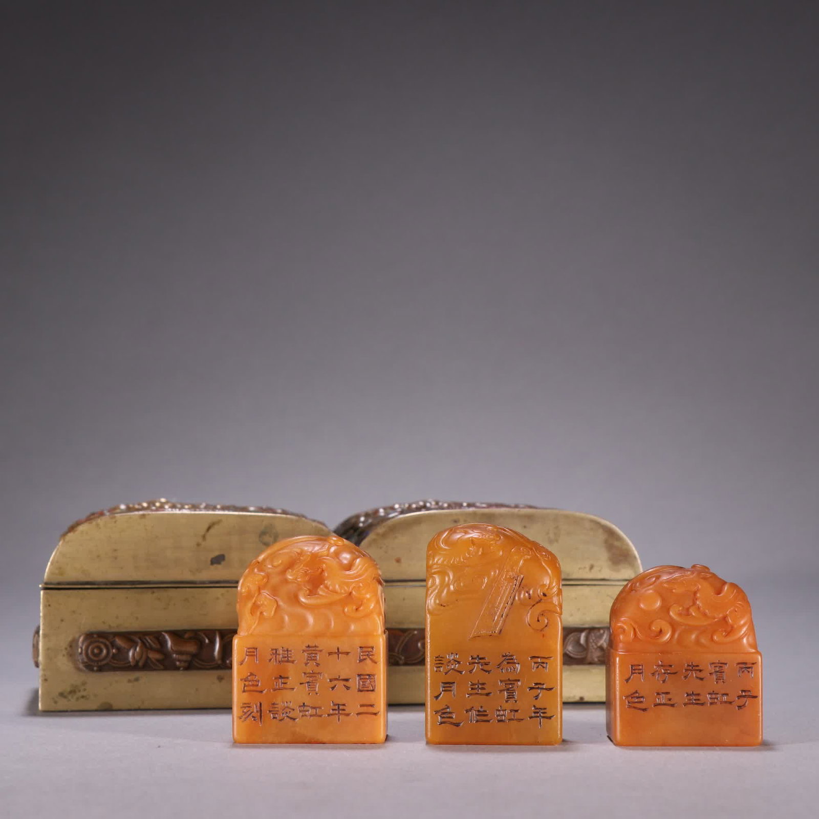 A set of Republic of China talk about moonlight style field yellow stone seal: Republic of China Talking about the moonlight style field yellow stone seal set SIZE: H: 4.6cm W: 2.9cm W: 52g (The Dimensions Of All Batches Are Manually Measured.If You Need More Detailed Informatio