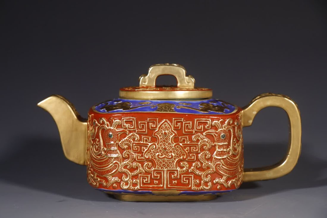 A Qing Dynasty Qianlong carved gold-painted teapot: Qing Dynasty Qianlong carved gold-painted teapot SIZE: H: 8.5cm MouthD: 6cm Bottom diameter 7cm (The Dimensions Of All Batches Are Manually Measured.If You Need More Detailed Information, Please Conta