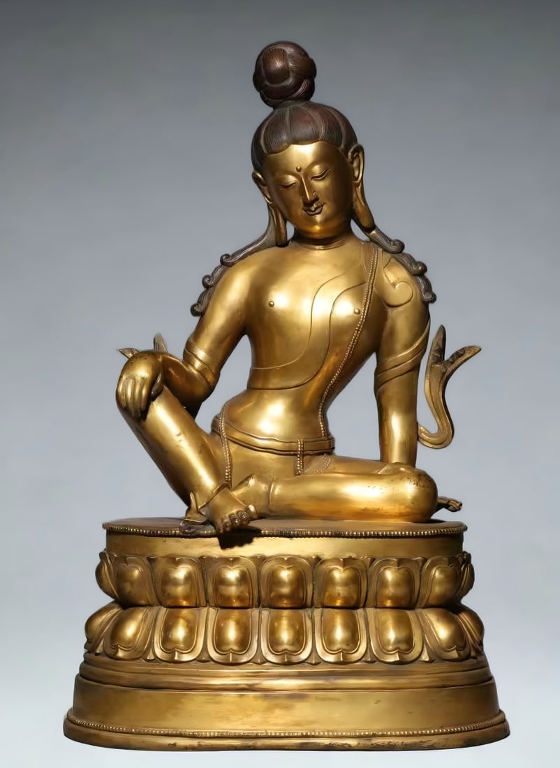 A bronze gilt Buddha statue of the Ming Dynasty (1 of 9)