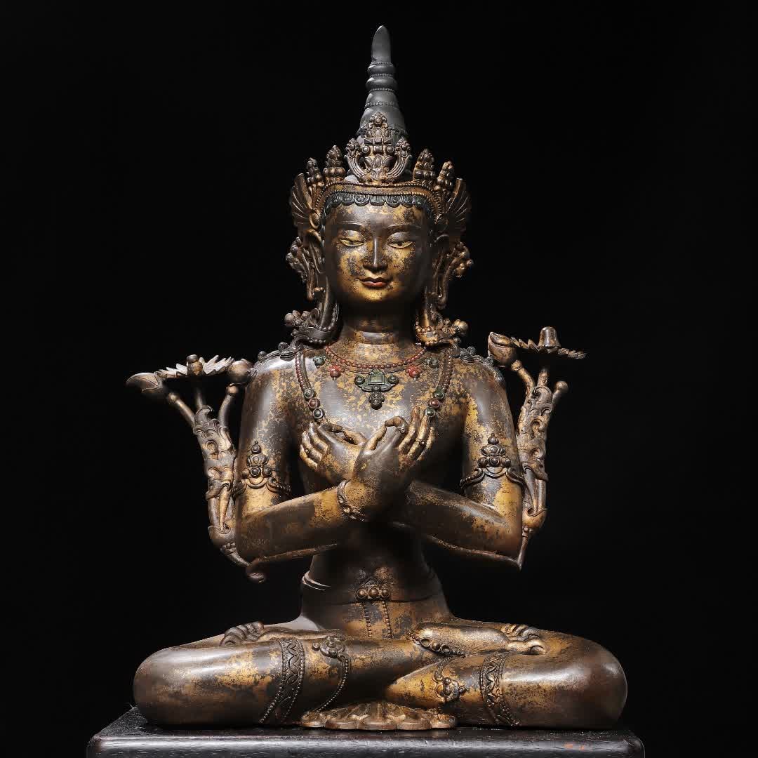A statue of the Qing Dynasty bronze rubbing gold holding the Vajra: Qing Dynasty copper rubbing gold general holder Vajra statue SIZE: H:60cm W:38cm T:21cm W:11.2kg (The Dimensions Of All Batches Are Manually Measured.If You Need More Detailed Information, Please Cont