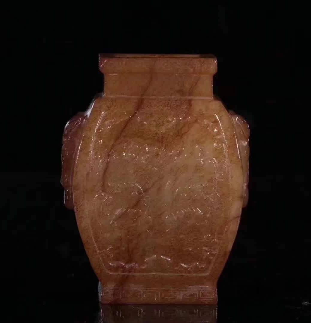 A Hetian jade amphora square bottle in the middle of the Qing Dynasty (1 of 9)
